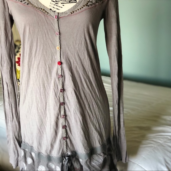 Unique Artsy Gray Ruffled Top - Picture 5 of 7